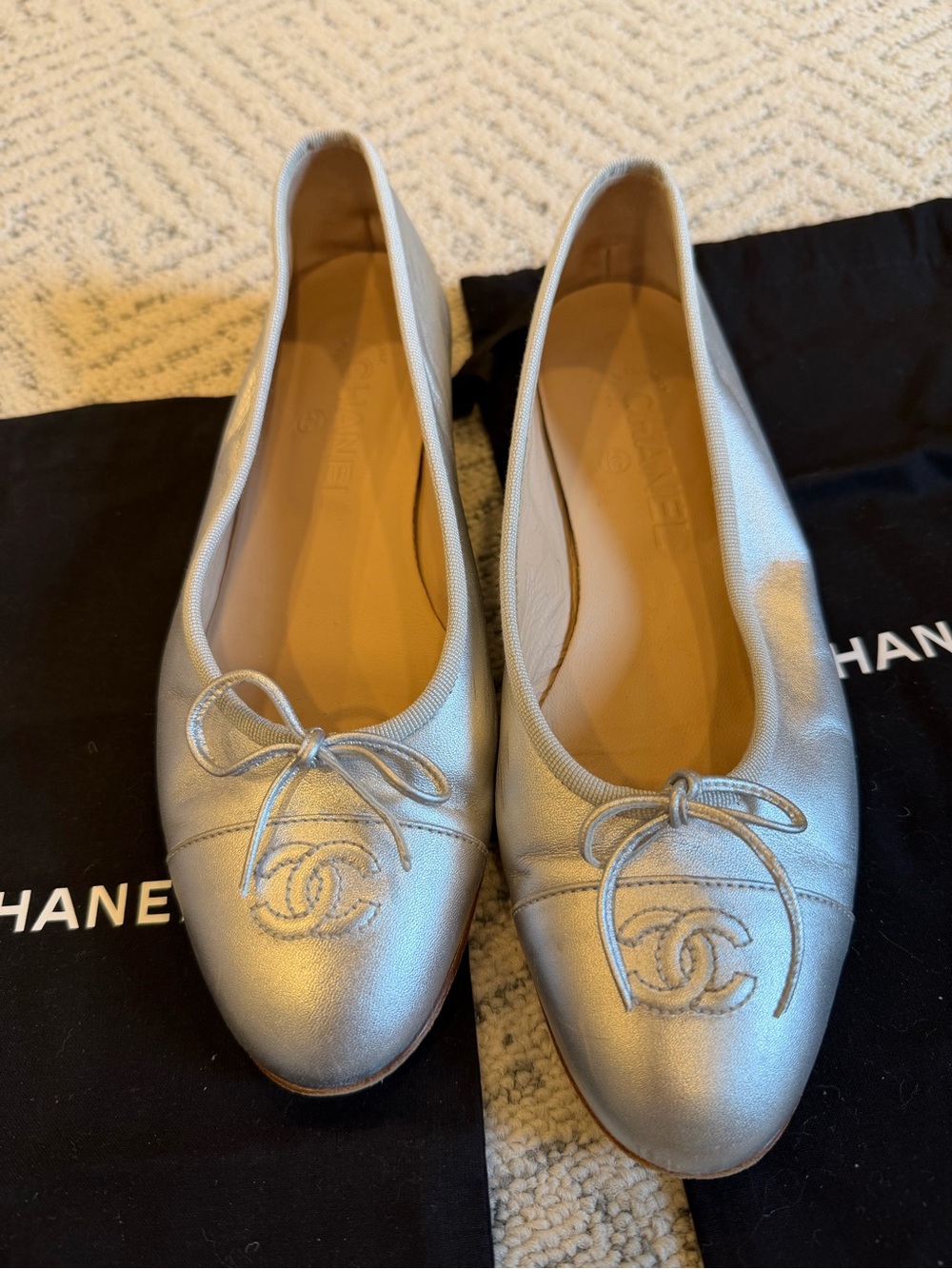 CHANEL Silver Metallic Leather Ballet ballerina Flats CC Emblem Cap Toe & Bow